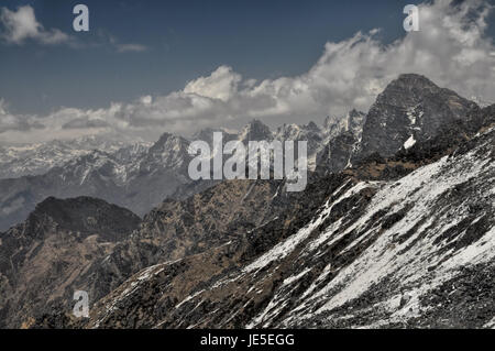 Vista panoramica di Himalyas vicino Kangchendzonga, il terzo più alto di montagna del mondo Foto Stock