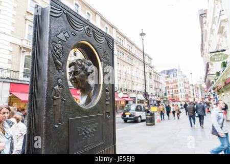 LONDON, Regno Unito - 26 ottobre: Agatha Christie libro commemorativo sagomato con strada trafficata in background. Il memoriale di bronzo è stato inaugurato il 18 novembre 2012. Ottobre 26, 2014 a Londra.
