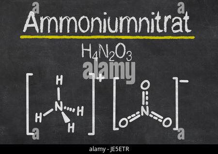 Schiefertafel mit der chemischen Formel von Ammoniumnitrat Foto Stock