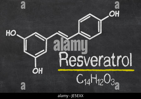 Schiefertafel mit der chemischen Formel von resveratrolo Foto Stock
