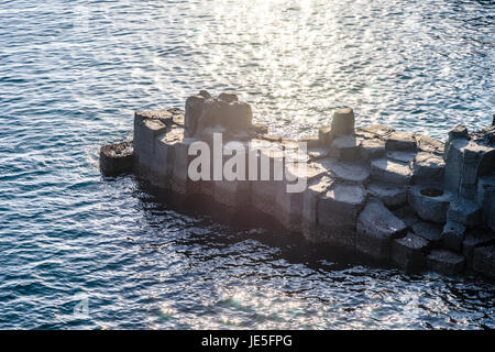 Le formazioni rocciose a Jusangjeolli sono nuovamente causato da attività vulcanica creazione colonna esagonale come strutture come la lava ha raggiunto l'oceano. Th Foto Stock