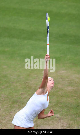 L'Italia Camila Giorgi nei confronti dell'Ucraina Elina Svitolina durante il giorno quattro del 2017 AEGON Classic a Edgbaston Priory, Birmingham. Foto Stock