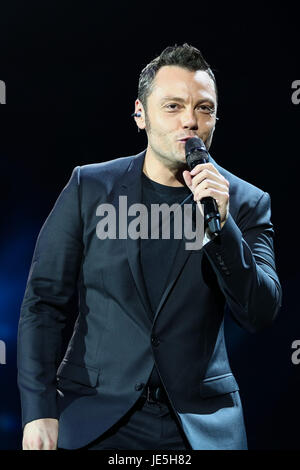 Torino, Italia. Il 21 giugno, 2017. Cantante Italiano Tiziano Ferro eseguita dal vivo presso lo Stadio Olimpico, con il suo "Il mestiere della vita tour'. Un Concerto/spettacolo pieno di energia, luci, calore, dove tutto ha il gusto colossale. Credito: Elena Aquila/Pacific Press/Alamy Live News Foto Stock