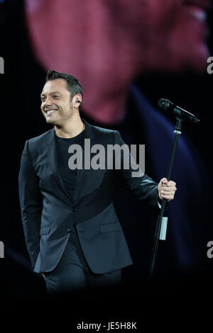 Torino, Italia. Il 21 giugno, 2017. Cantante Italiano Tiziano Ferro eseguita dal vivo presso lo Stadio Olimpico, con il suo "Il mestiere della vita tour'. Un Concerto/spettacolo pieno di energia, luci, calore, dove tutto ha il gusto colossale. Credito: Elena Aquila/Pacific Press/Alamy Live News Foto Stock