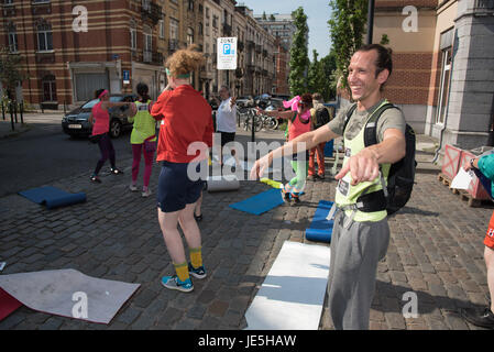 Bruxelles, Belgio. Il 22 giugno, 2017. Un gruppo di attivisti per la pace ha fatto una danza azione di blocco presso la Belgian Royal Scuola Militare di Bruxelles, dove un arms lobby evento si svolge. Credito: Frederik Sadones/Pacific Press/Alamy Live News Foto Stock