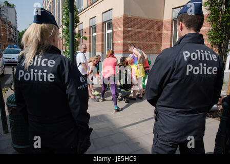 Bruxelles, Belgio. Il 22 giugno, 2017. Un gruppo di attivisti per la pace ha fatto una danza azione di blocco presso la Belgian Royal Scuola Militare di Bruxelles, dove un arms lobby evento si svolge. Credito: Frederik Sadones/Pacific Press/Alamy Live News Foto Stock