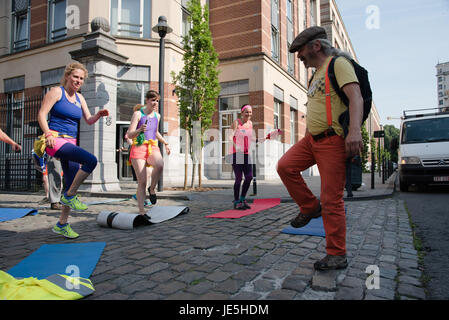 Bruxelles, Belgio. Il 22 giugno, 2017. Un gruppo di attivisti per la pace ha fatto una danza azione di blocco presso la Belgian Royal Scuola Militare di Bruxelles, dove un arms lobby evento si svolge. Credito: Frederik Sadones/Pacific Press/Alamy Live News Foto Stock