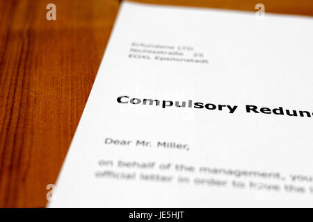 Una lettera su una tavola di legno - ridondanza obbligatorio Foto Stock