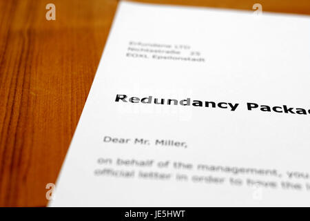 Una lettera su una tavola di legno - Pacchetto di ridondanza Foto Stock