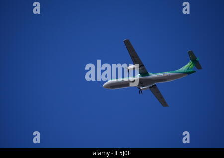 Verde e bianco a doppia elica aereo regionale battenti Sinistra verde e bianco a doppia elica aereo regionale battenti a sinistra Foto Stock