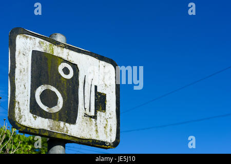 Fotocamera velocità segno indicante che mostrano segni di usura e di degradazione. Foto Stock