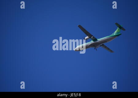 Verde e bianco a doppia elica aereo regionale battenti Sinistra verde e bianco a doppia elica aereo regionale battenti a sinistra Foto Stock