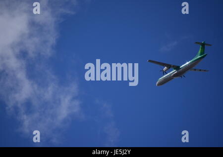 Verde e bianco a doppia elica aereo regionale battenti Sinistra verde e bianco a doppia elica aereo regionale battenti a sinistra Foto Stock