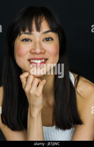 Giovane donna sorridente allegramente, ritratto Foto Stock