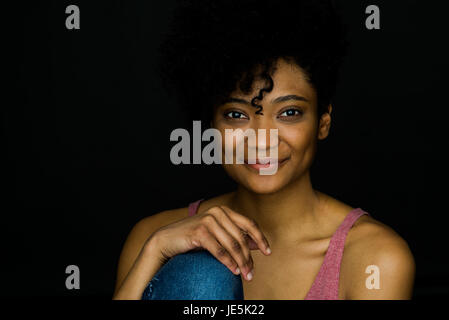 Giovane donna sorridente, ritratto Foto Stock