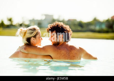 Giovane rilassante in acqua e guardando in ogni occhi dell'altro Foto Stock