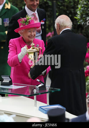 Queen Elizabeth II detiene il trofeo per essere presentato al vincitore della Coppa d'oro durante il giorno tre di Royal Ascot a Ascot Racecourse. Foto Stock