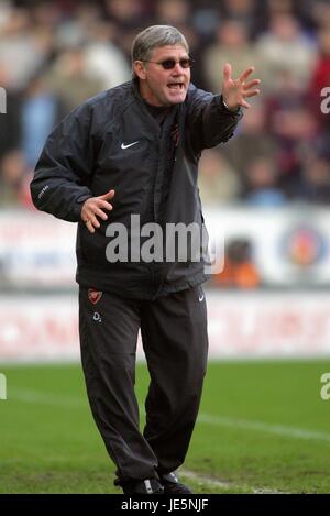 PAT arsenale di riso ASSISTANT MANAGER JJB Stadium WIGAN INGHILTERRA 19 Novembre 2005 Foto Stock