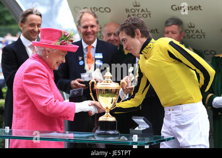 Queen Elizabeth II prima scuote la mano del fantino James Doyle durante la presentazione per la Gold Cup durante il giorno tre di Royal Ascot a Ascot Racecourse. Foto Stock