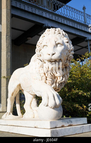 Il marmo medici lion con sfera vicino Vorontsov (Alupka) Palace, Crimea Foto Stock