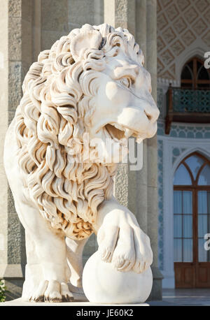 Medici lion vicino a facciata a sud di Vorontsov (Alupka) Palace, Crimea Foto Stock