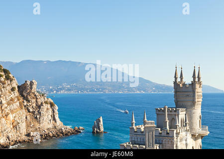 Vista del Swallow's Nest castle e rock Parus (VELA) sulla costa meridionale della Crimea e Mar Nero Foto Stock