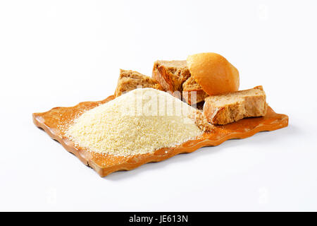 Pezzi di pane raffermo e pila di macinato finemente briciole di pane Foto Stock