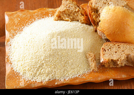 Pezzi di pane raffermo e pila di macinato finemente briciole di pane Foto Stock