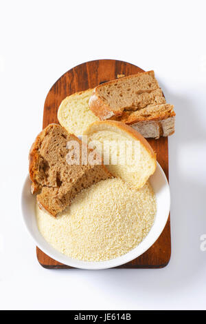 Pezzi di pane raffermo e pila di macinato finemente briciole di pane Foto Stock