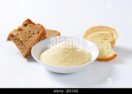 Pezzi di pane raffermo e pila di macinato finemente briciole di pane Foto Stock