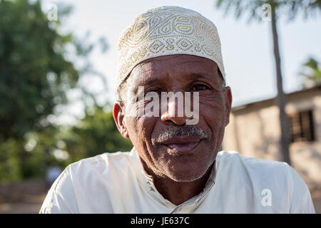 Anziano musulmano assiste la processione Zefe durante il festival di Maulidi, la nascita del profeta Maometto, isola di Lamu, Kenya, Africa orientale Foto Stock