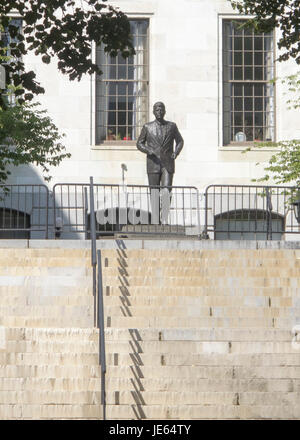 Zoom colpo di John F Kennedy statua nella motivazione del Massachusetts State House su Beacon Street a Boston Foto Stock