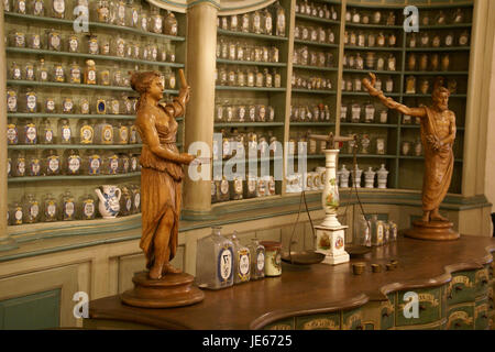 Una fotografia scattata il 1° ottobre 2013, del banco presso il Deutsches Apothekenmuseum, situato nel castello di Heidelberg. Il museo espone attrezzature storiche da farmacia e manufatti medici. Foto Stock