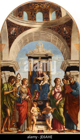 Questo dipinto di cima da Conegliano, "Madonna in Trono col bambino fra Angeli e Santi", raffigura la Vergine Maria seduta con il bambino, circondata da angeli e santi. È un esempio classico di arte religiosa rinascimentale, che enfatizza le figure sacre e la gerarchia divina. Foto Stock