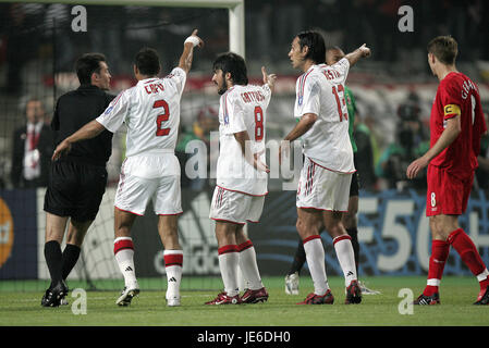 AC MILAN GIOCATORI SCOPO FINALE DI CHAMPIONS LEAGUE 2005 Istanbul Turchia 25 Maggio 2005 Foto Stock