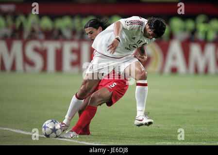 LIVERPOOL giocatori su Alonso per la finale di Champions League 2005 Istanbul Turchia 25 Maggio 2005 Foto Stock