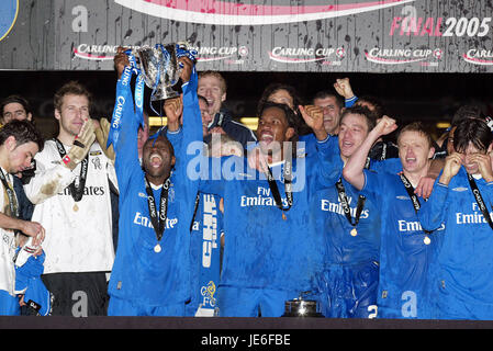 CHELSEA GIOCATORI CELEBRARE CARLING CUP FINALE VINCITORI 2005 Millennium Stadium Cardiff Galles 27 Febbraio 2005 Foto Stock