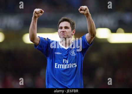 FRANK LAMPARD CELEBRA CHELSEA V LIVERPOOL Millennium Stadium Cardiff Galles 27 Febbraio 2005 Foto Stock