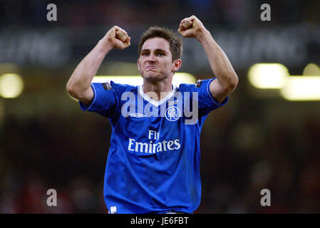 FRANK LAMPARD CELEBRA CHELSEA V LIVERPOOL Millennium Stadium Cardiff Galles 27 Febbraio 2005 Foto Stock