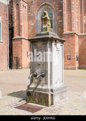 La pompa dell'acqua sulla piazza del mercato nella città vecchia di Wijk bij Duurstede nella provincia di Utrecht, Paesi Bassi Foto Stock