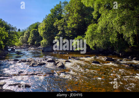 Elan fiume sottostante Pen y Garreg dam. Elan Valley, vicino Rhayader, POWYS, GALLES. Foto Stock