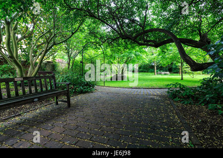 All'interno della Ernest Wilson Memorial Garden, Chipping Campden, Inghilterra Foto Stock