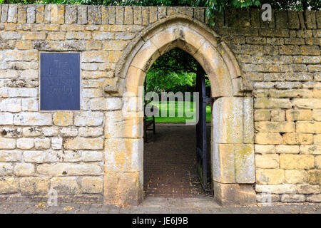 Ingresso alle mura in pietra di Cotswold al giardino commemorativo Ernest Wilson, Chipping Campden, Inghilterra Foto Stock