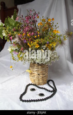 Bouquet da summer bloom selvatica del campo dei fiori in vaso decorazione per la casa Foto Stock