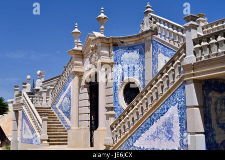 Portogallo: piastrelle blu e bianche come decorazione sulla scalinata barocca a Estoi Palace Foto Stock