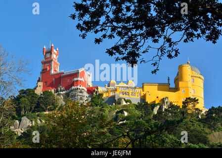 Palacio da Pena, costruito nel XIX secolo, nelle colline sopra Sintra, nel mezzo di un sito Patrimonio Mondiale dell'UNESCO. Sintra, Portogallo Foto Stock