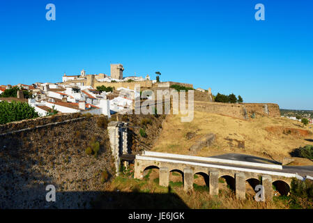 Il castello e la città vecchia all'interno del borgo murato di Estremoz. Alentejo, Portogallo Foto Stock