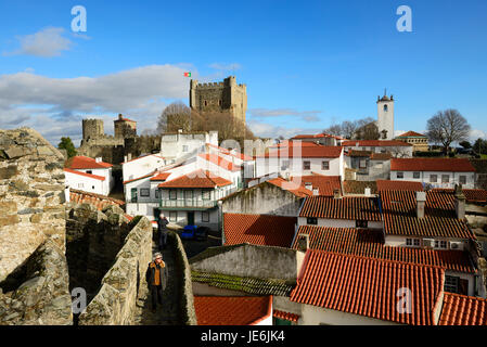 Il castello e la cittadella medioevale di Braganca, una delle più antiche città in Portogallo, Tras-os-Montes. Foto Stock