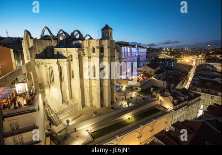 Carmo monastero al crepuscolo, nel centro storico di Lisbona. Portogallo Foto Stock