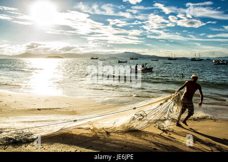 I pescatori a Cachoeira do Bom Jesus Beach. Florianopolis, Santa Catarina, Brasile. Foto Stock